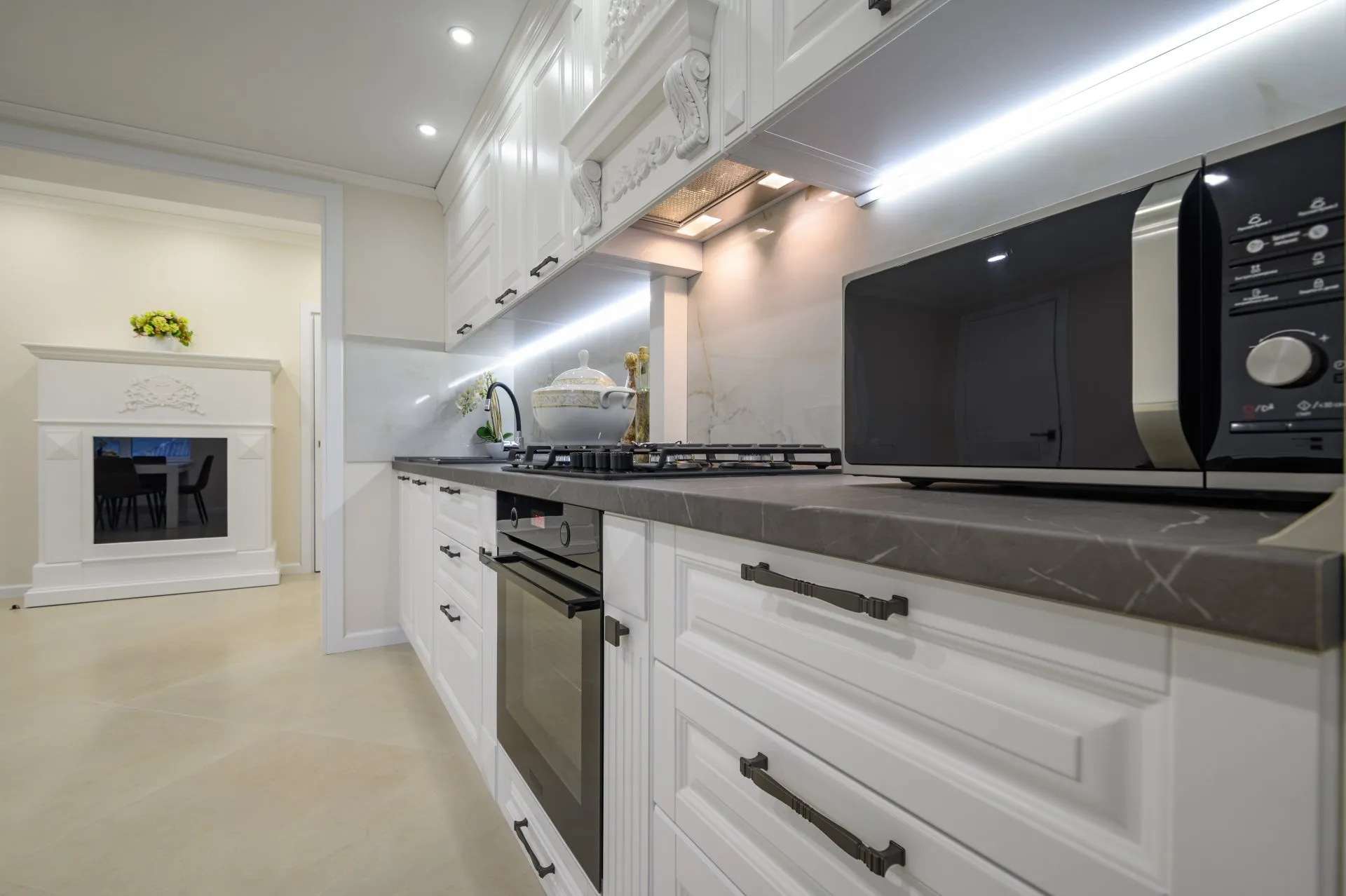 modern-luxurious-white-kitchen-interior-b6f31232-1920w